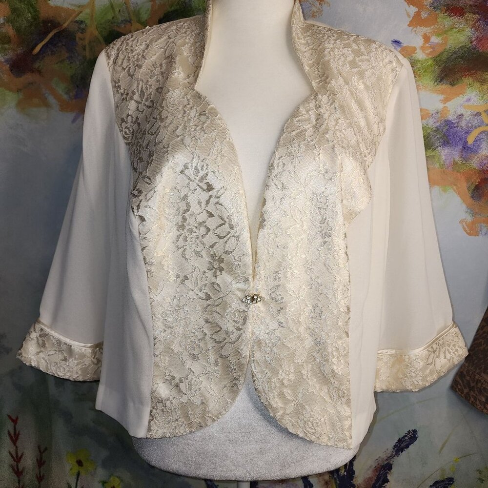 Elegent Vintage Lace Cream Jacket With Rhinestone Clasp Closure
